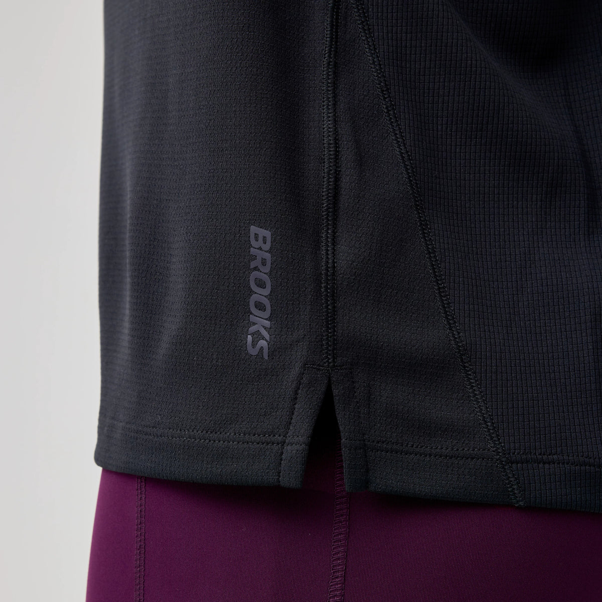 Brooks Dash Singlet for men in Black, detail view.
