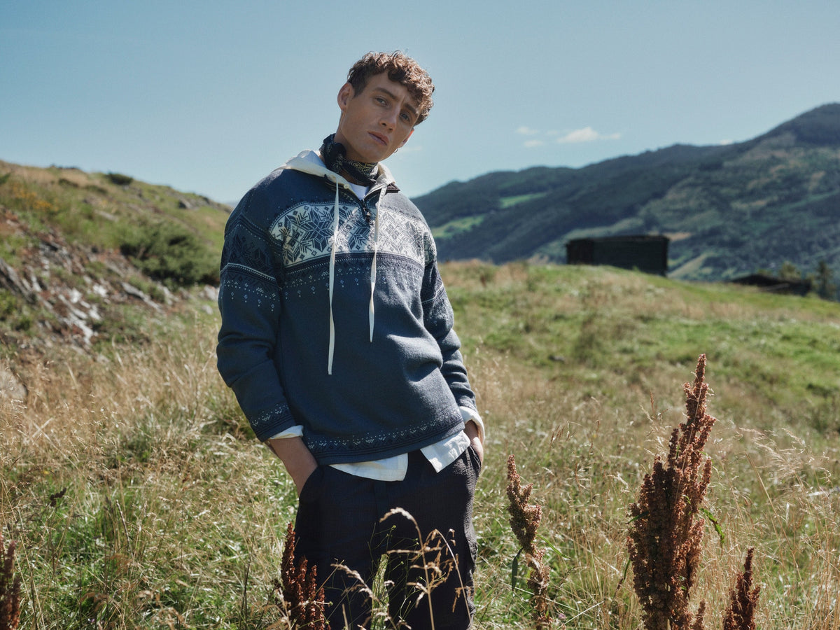Dale of Norway Blyfjell Sweater, unisex, Steel/Off White/Navy – outdoor view