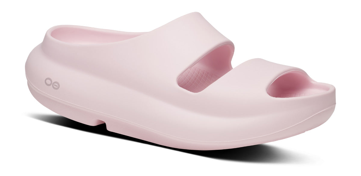 Women's OOFOS OOyea PLUS sandal in Primrose.