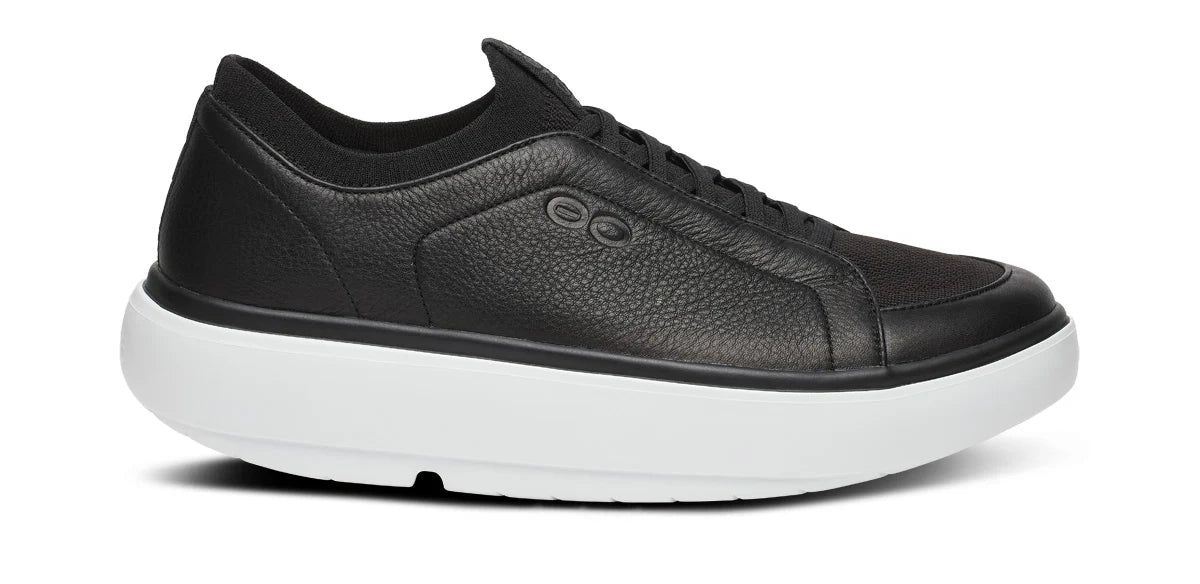 Men's Oofos. Club+. Black upper. White midsole. Lateral view.