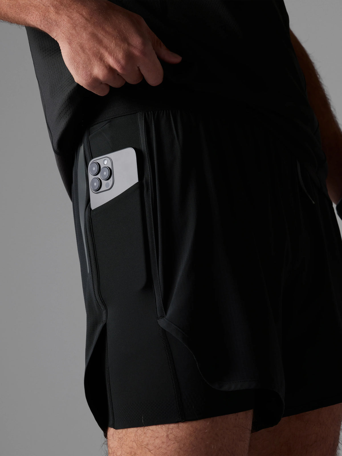 Men's rabbit Pacer Hybrid Shorts 5". Black.