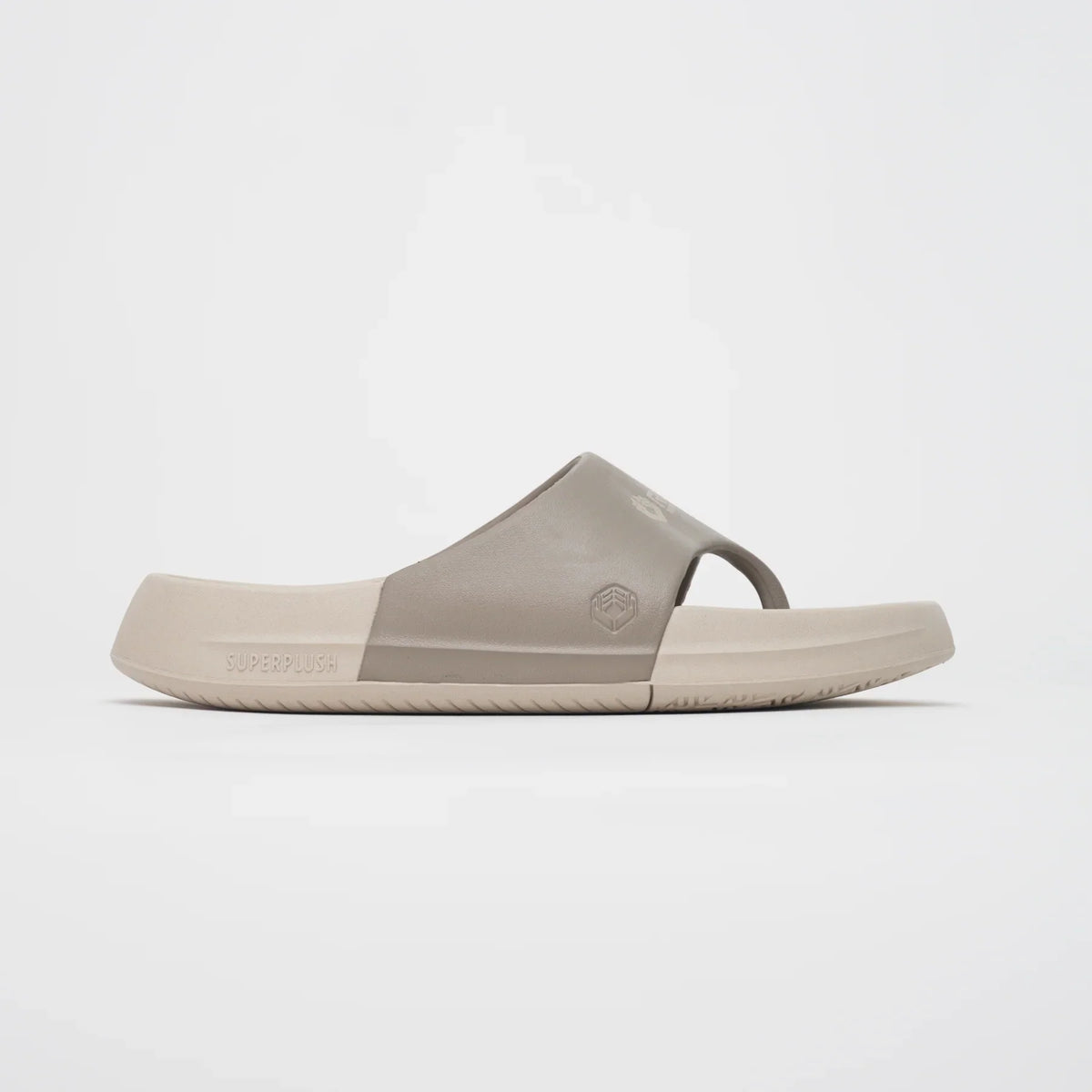 Men's Roll Recovery SUPERPLUSH Flipflop in Sandstone.