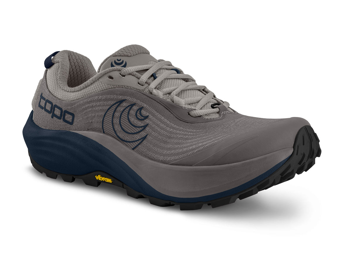 Men's Topo Pursuit 3. Grey upper. Navy midsole. Lateral view.