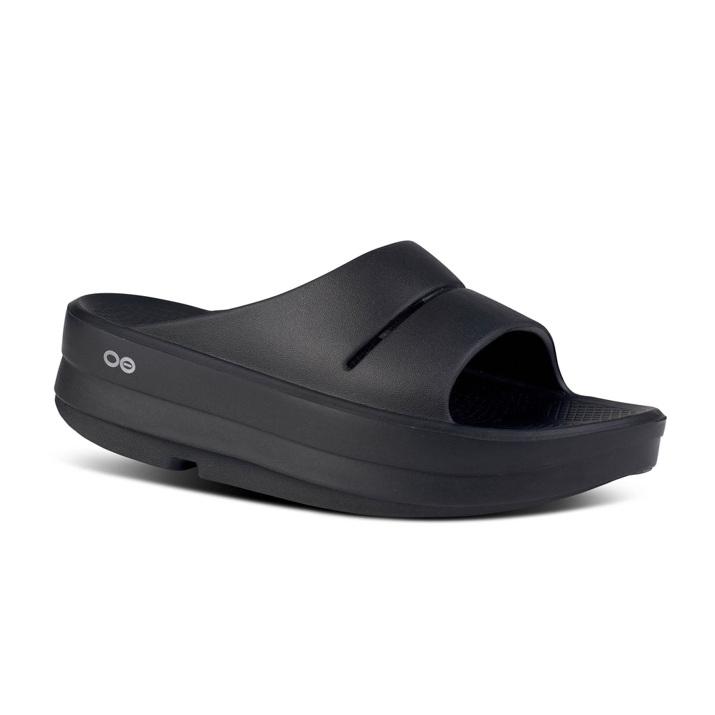 Womens Oofos Oomega Ooahh. Black. Lateral view.
