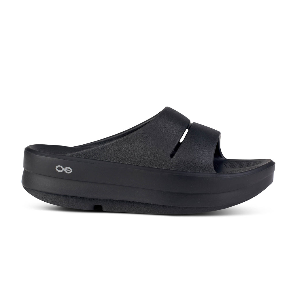 Womens Oofos Oomega Ooahh. Black. Lateral view.