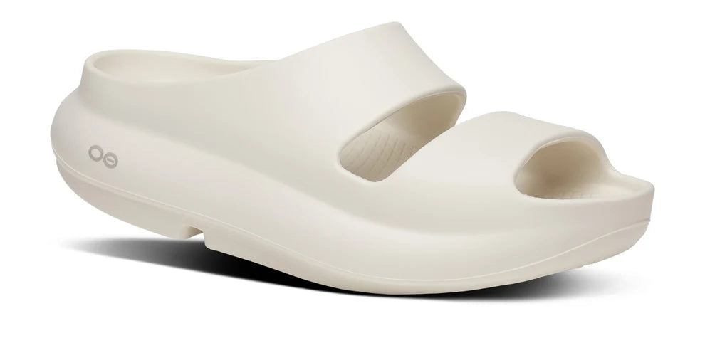 Women's Oofos Ooyea PLUS. Off White. Lateral view.