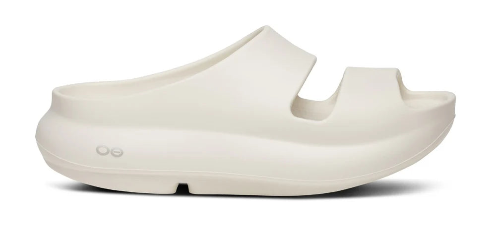 Women's Oofos Ooyea PLUS. Off White. Lateral view.