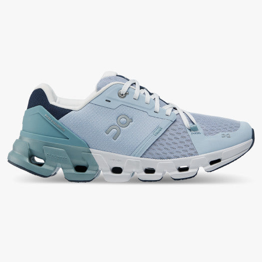 Women's On Cloudflyer 4. Blue upper. White midsole. Lateral view.