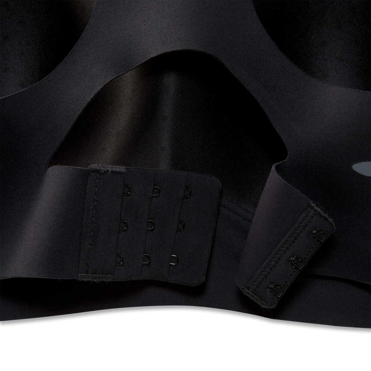 Women's Brooks Dare Racerback Run Bra 2.0. Black. Clasp closeup view.