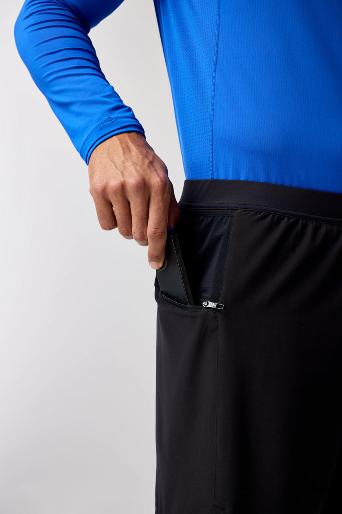 Men's Brooks Journey 7" 2-in-1 Shorts. Black. Front/Lateral view.