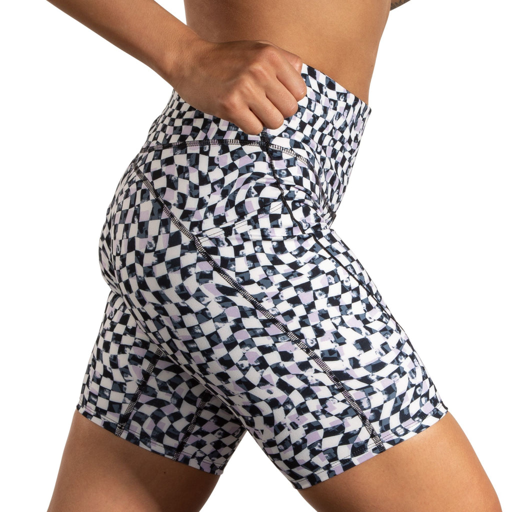 Women's Brooks Spark 8" Short Tights. Checkered. Lateral view.