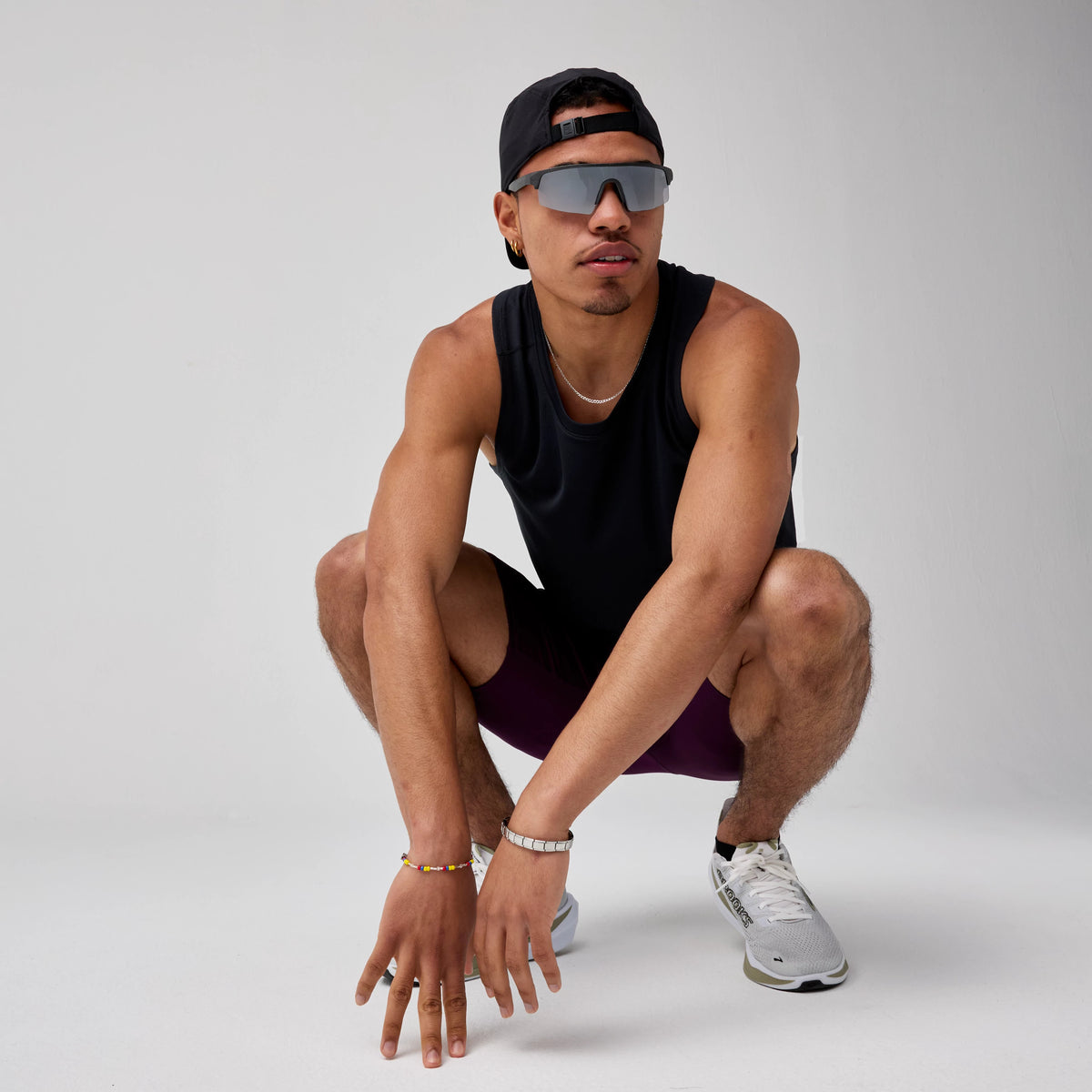 Brooks Dash Singlet for men in Black, movement model view.