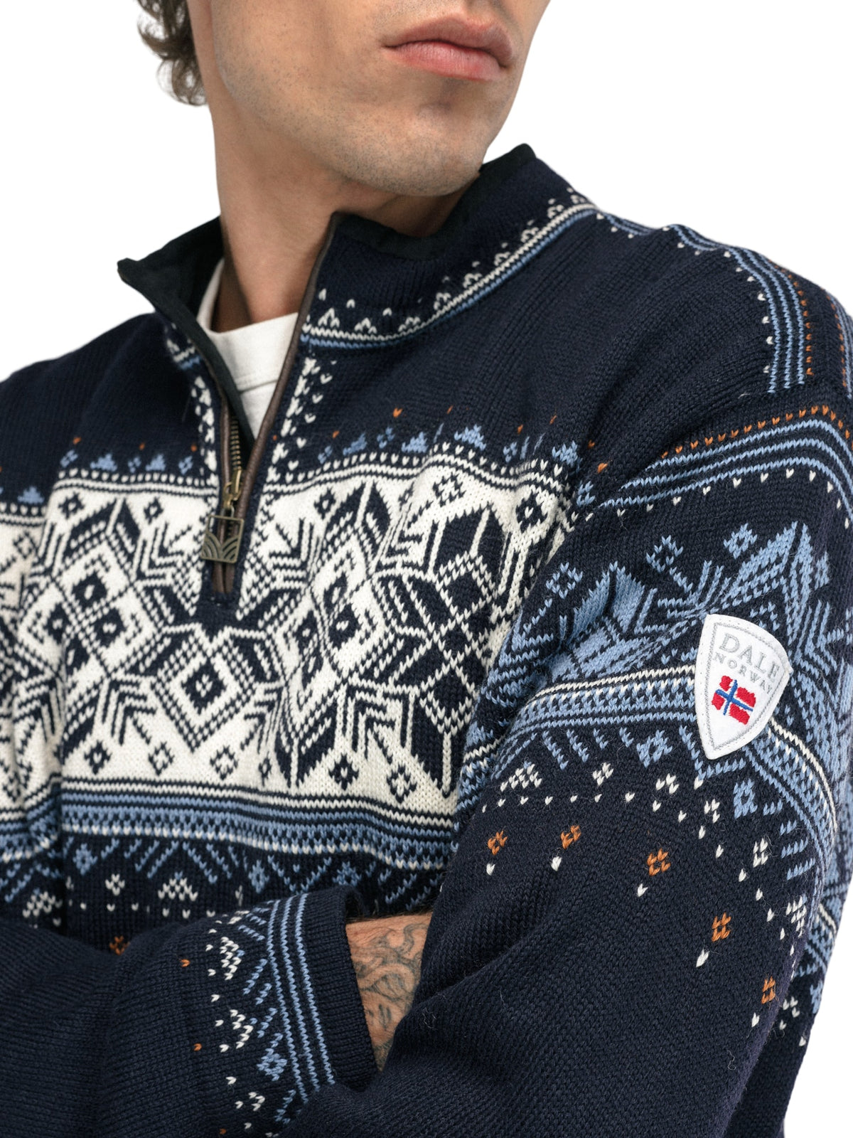 Dale of Norway Blyfjell Sweater, unisex, Navy/Off White/Blue Shadow – chest and sleeve detail