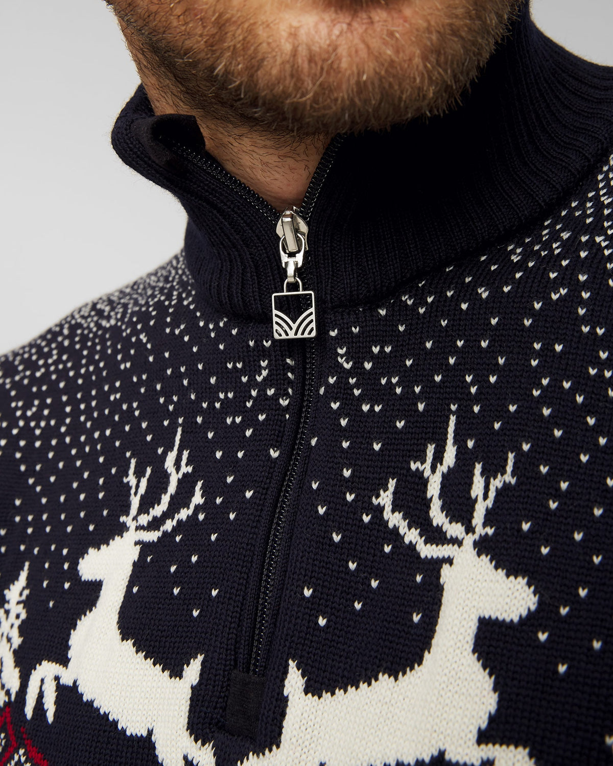 Dale of Norway Christmas Sweater, men’s, Navy/Off White/Raspberry – collar detail