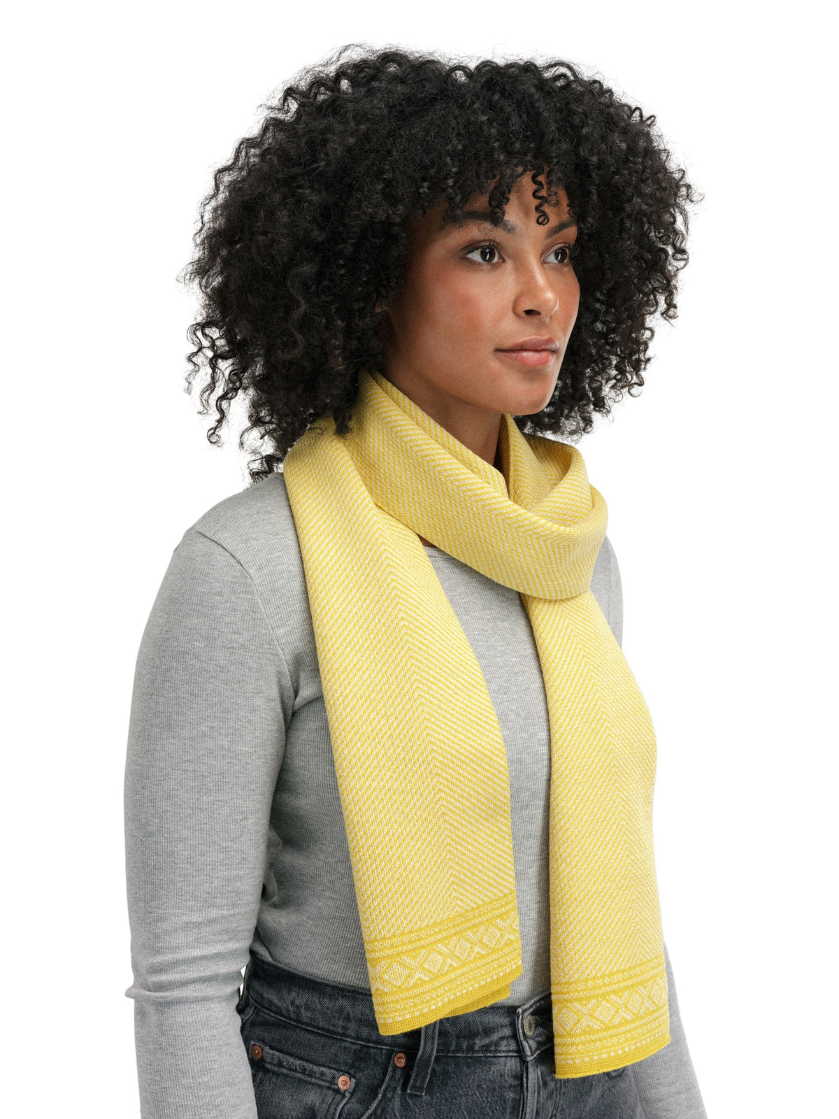 Cortina scarf in Sweet Honey/Off White worn around the neck with both patterned ends visible