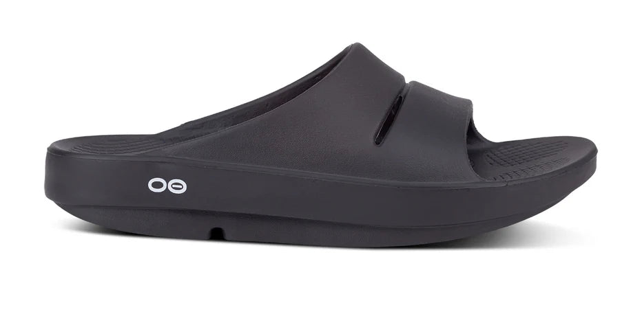 Oofos Ooahh Slide. Black. Lateral view.