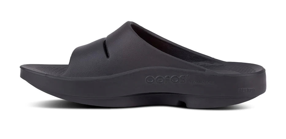 Oofos Ooahh Slide. Black. Medial view.