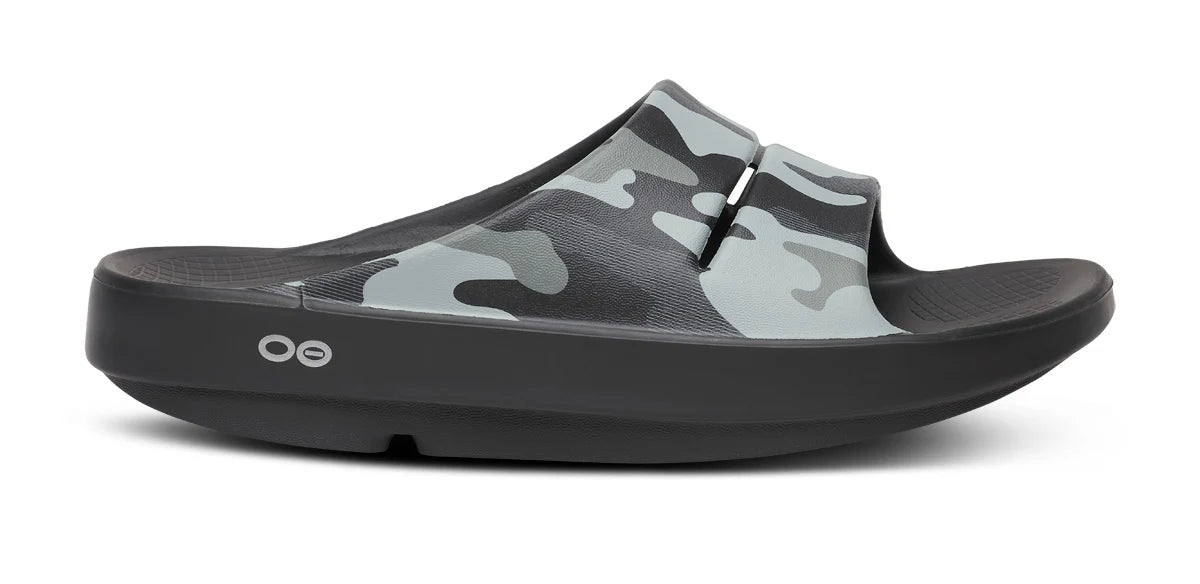 Unisex Oofos OOahh Sport Slide in Night Camo, lateral side view.