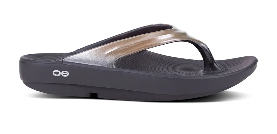 Oofos Oolala Lux Sandal. Dark Tan/Black. Lateral view.