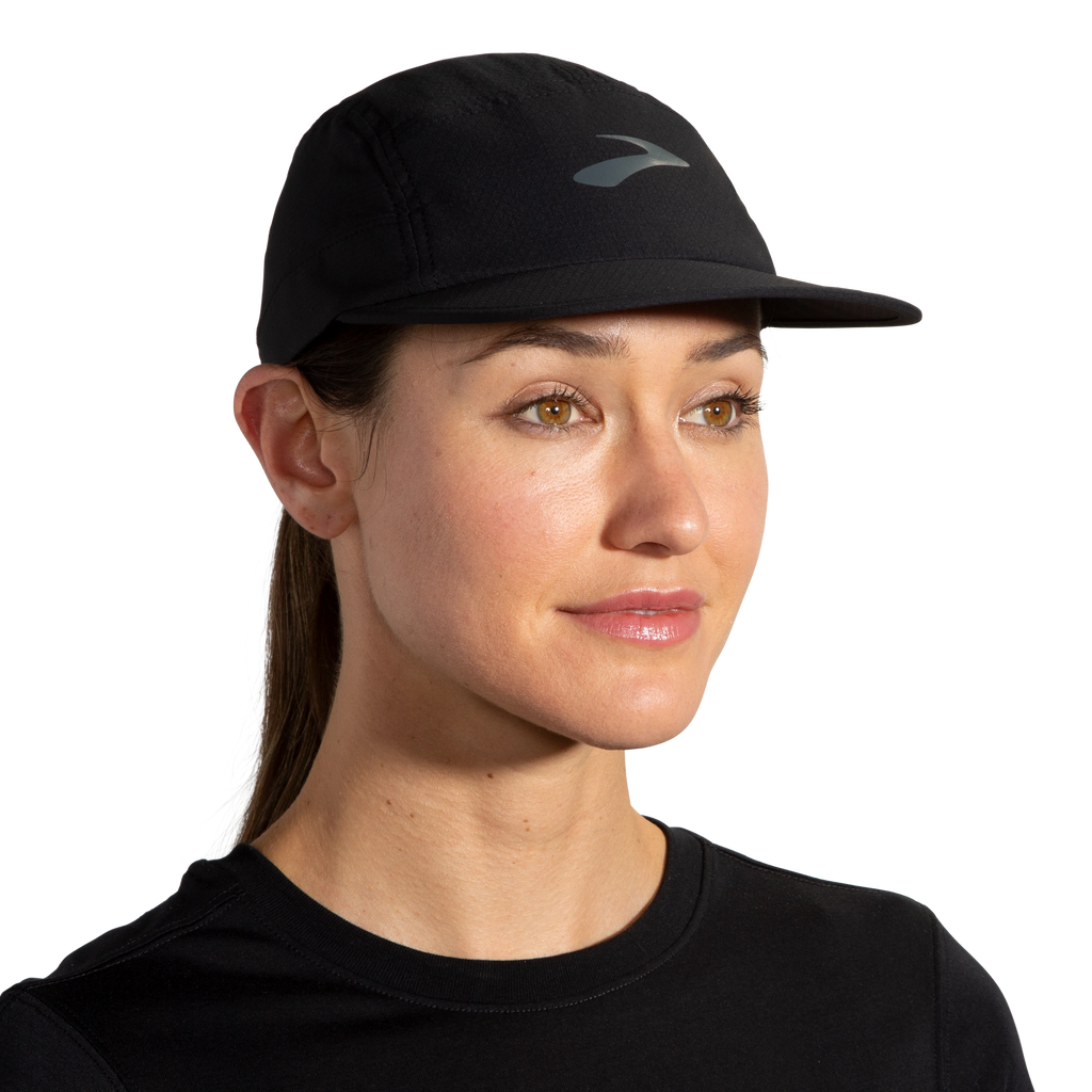Unisex Brooks Propel Hat. Black. Front/Lateral view.