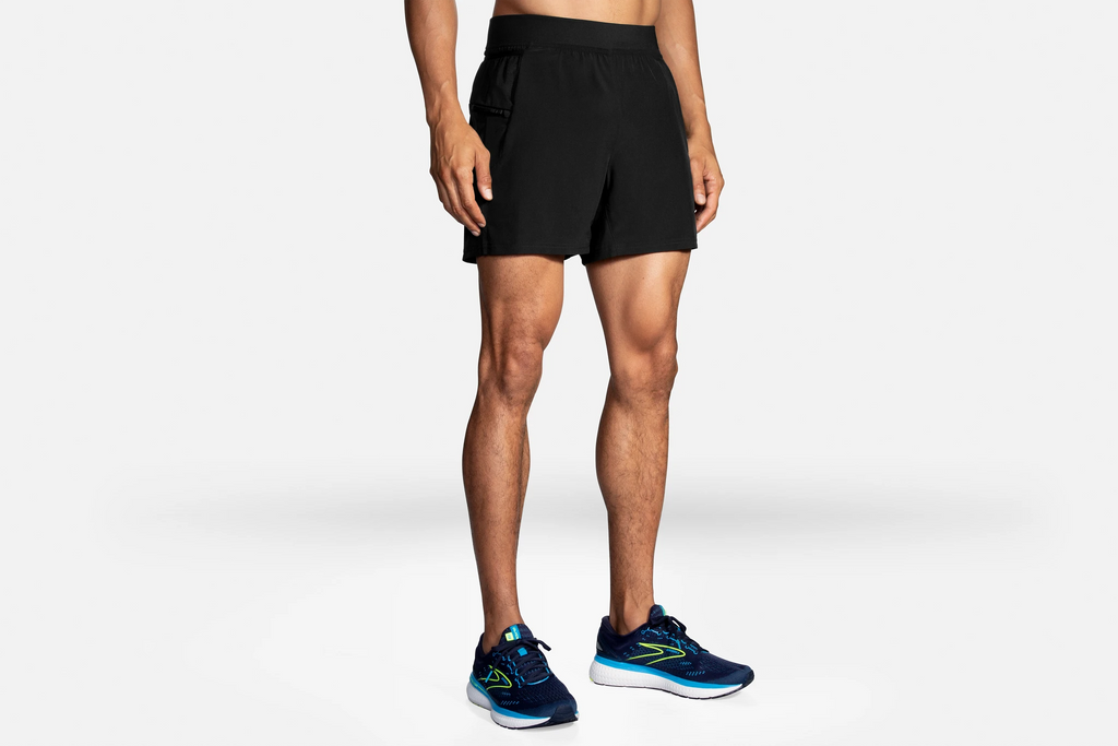Men's Brooks Sherpa 5" 2-in-1 Shorts. Black. Front/Lateral view.