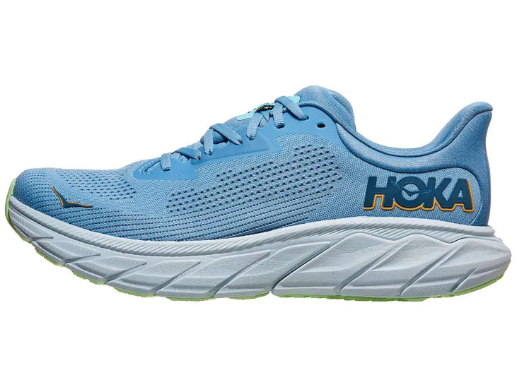 Men's Hoka Arahi 7. Light Blue upper. White midsole. Lateral view.
