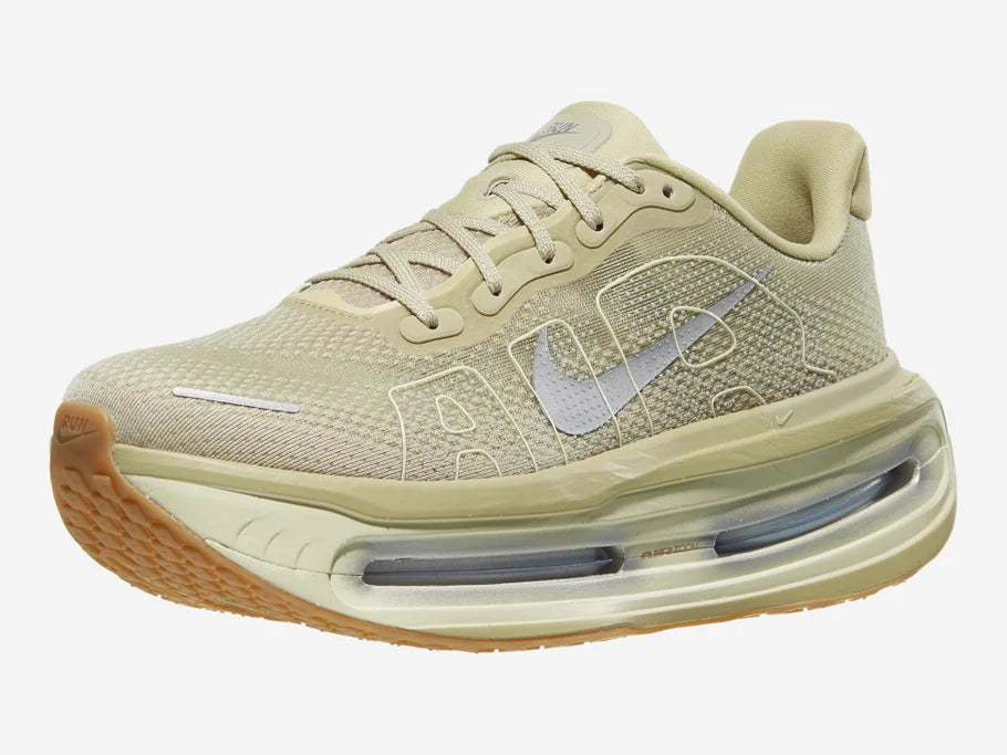 Men's Nike Vomero Premium. Beige upper. Beige midsole. Lateral view.