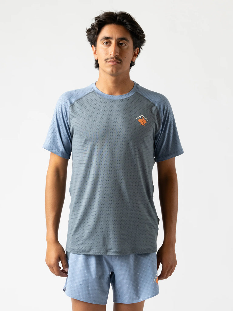 Men's Rabbit EZ Tee Perf SS Trail. Grey and blue color. Orange logo. Front view.