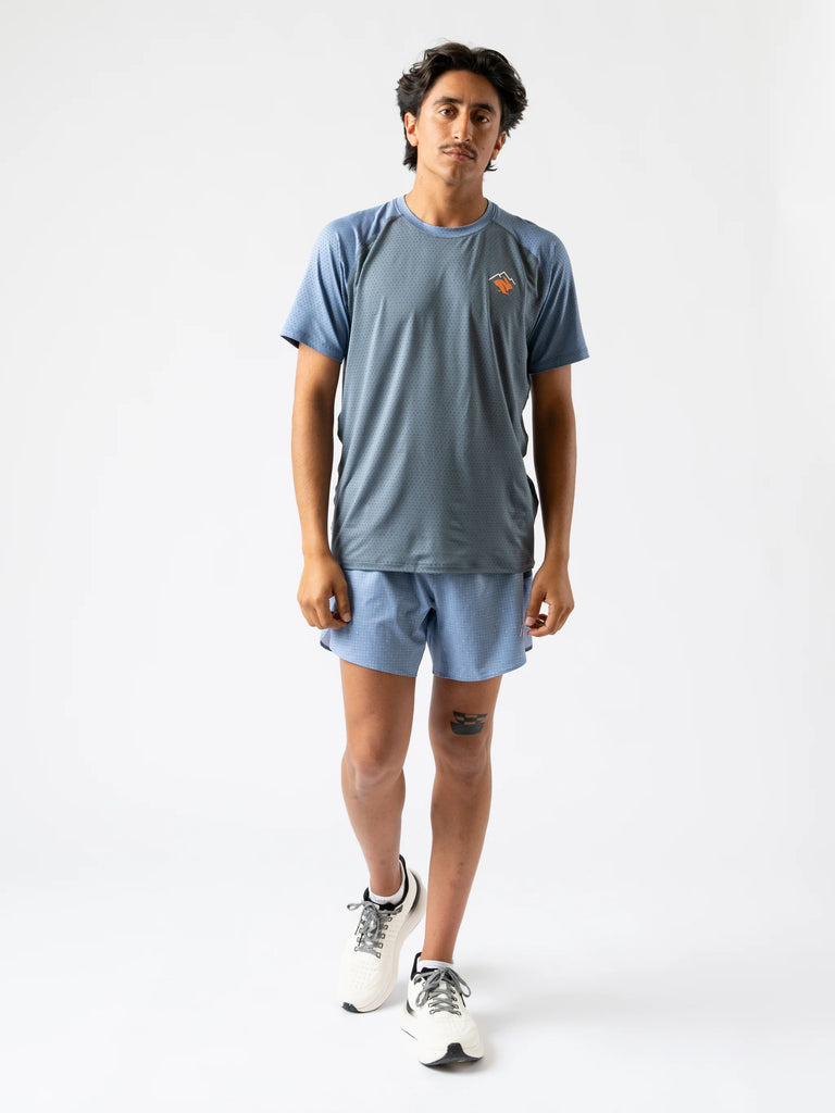 Men's Rabbit EZ Tee Perf SS Trail. Grey and blue color. Orange logo. Front view.