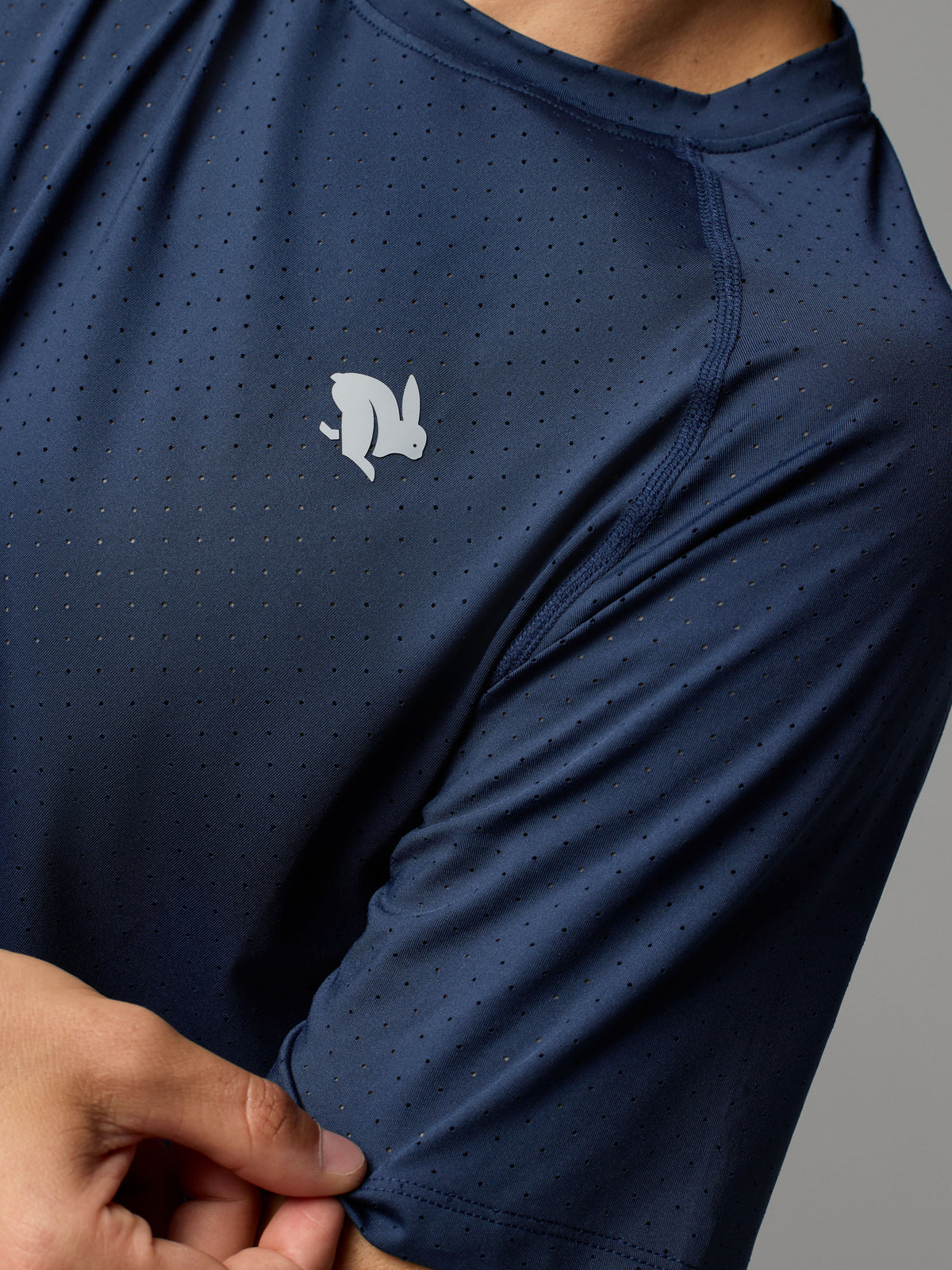 Men's rabbit Ice Perf Tee. Navy.