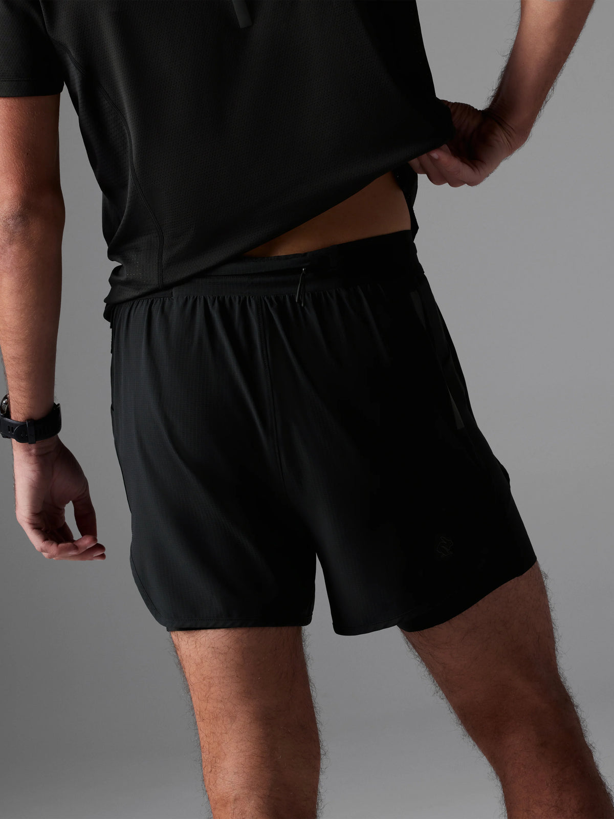 Men's rabbit Pacer Hybrid Shorts 5". Black.