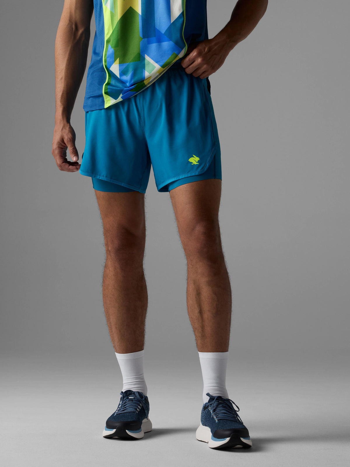 Men's rabbit Pacer Hybrid Shorts 5". Blue.