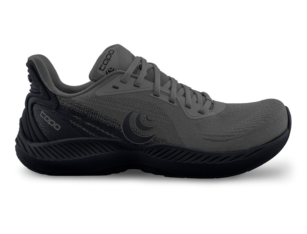 Men's Topo Fli-Lyte 6. Dark Grey upper. Black midsole. Lateral view.
