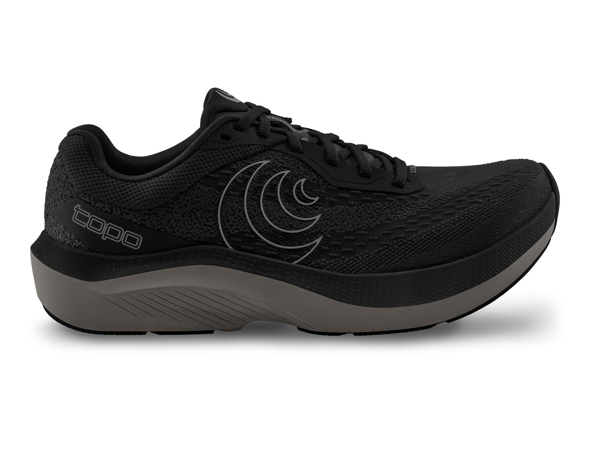 Men's Topo Magnifly 6. Black upper. Dark Grey midsole. Lateral view.