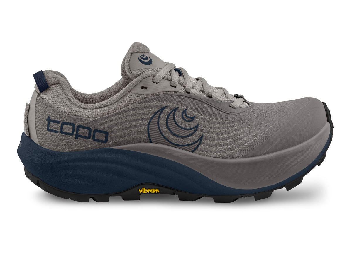 Men's Topo Pursuit 3. Grey upper. Navy midsole. Lateral view.