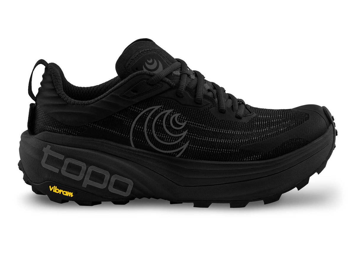 Men's Topo Vista. Black upper. Black midsole. Lateral view.