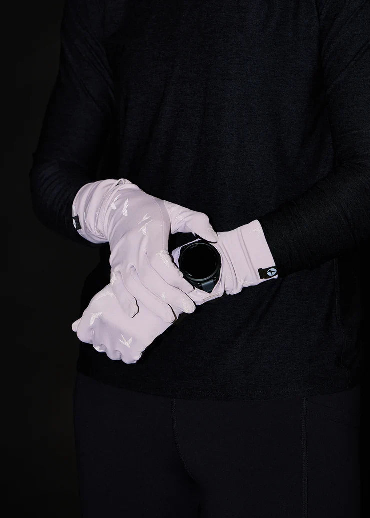 Women's Oiselle Firecracker Watch Window Gloves in Dusty Lavender.
