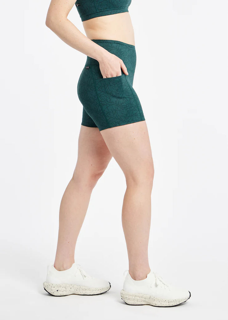 Women's Oiselle Pockito 4" Shorts. Green.