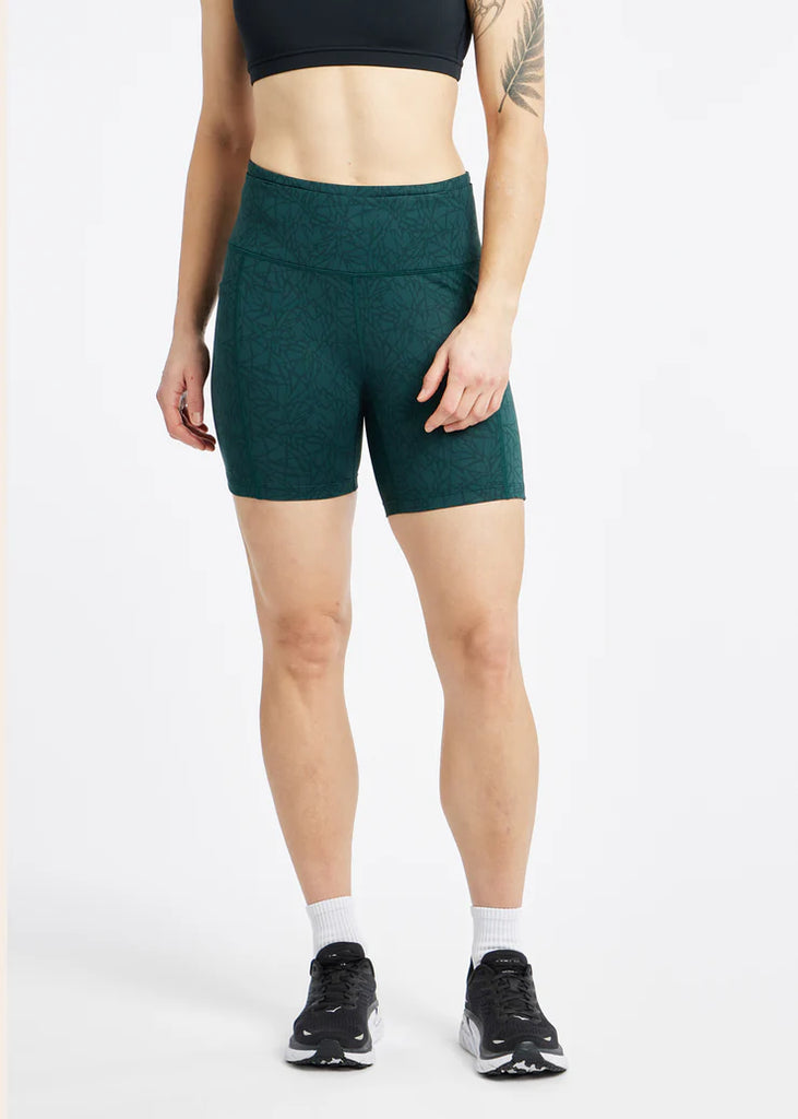 Women's Oiselle Pockito 6" Shorts. Green.