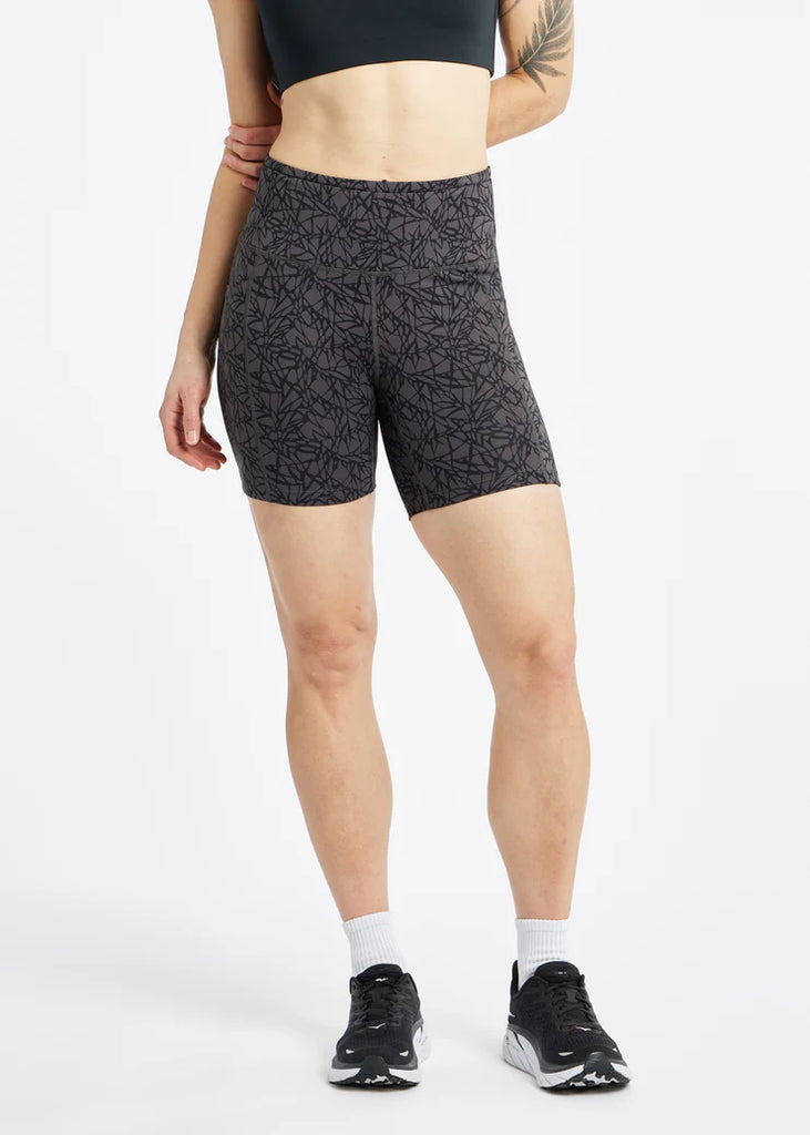 Women's Oiselle Pockito 6" Shorts. Dark Grey.