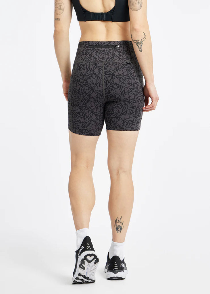 Women's Oiselle Pockito 6" Shorts. Dark Grey.
