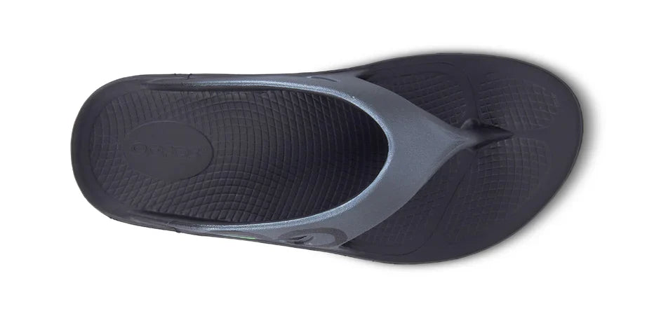 OOFOS OOriginal Sport Sandal in Graphite. Gray upper and black midsole. Top view.