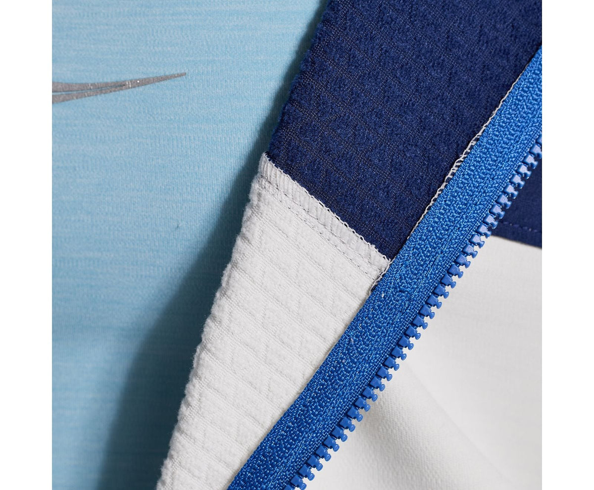 Women's Saucony Bluster Jacket. Blue/White. Zipper closeup.