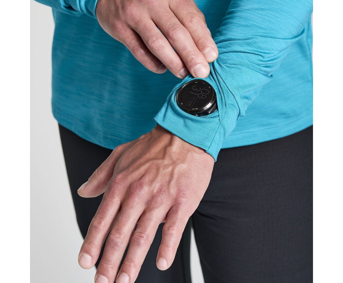 Men's Saucony Boulder Base Layer. Green/Blue. Sleeve closeup.