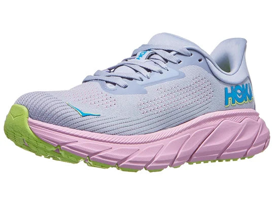 Women's Hoka Arahi 7. Light Blue upper. Pink midsole. Lateral view.