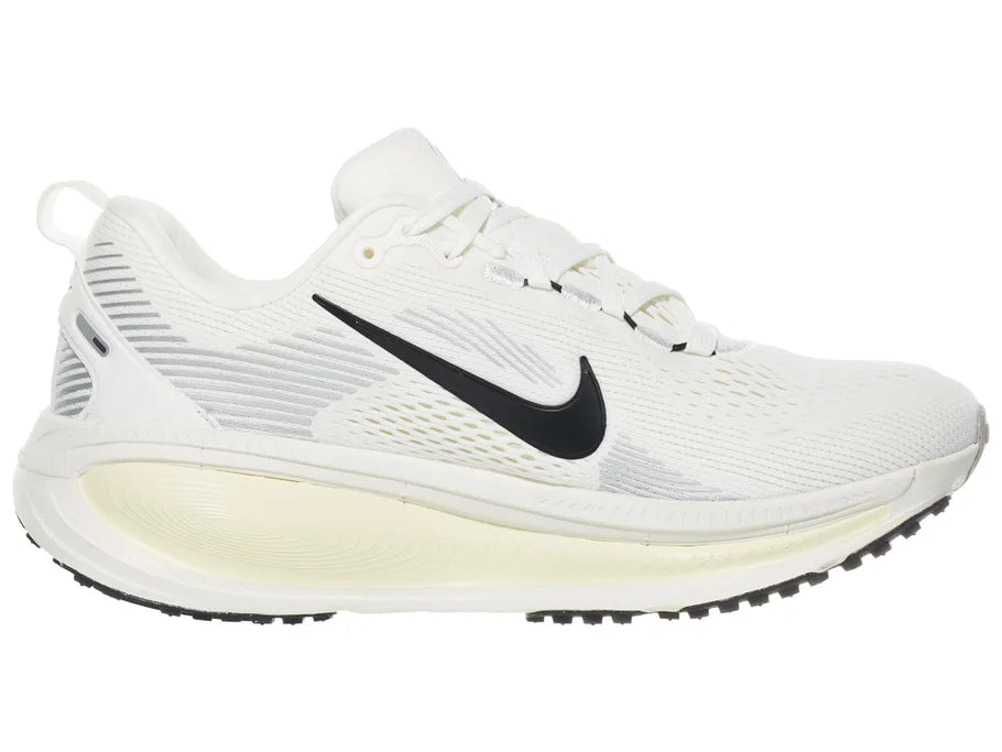 Women's Nike Vomero 18. White upper. Off White midsole. Medial view.