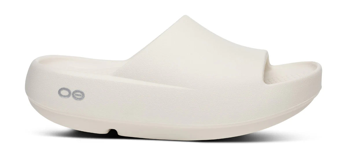 Oofos Ooahh PLUS slide. White. Lateral view.