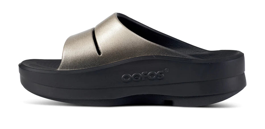 Women's Oofos Oomega Ooahh Luxe. Medial view.