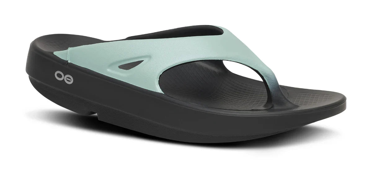 OOFOS OOriginal Sport Sandal in Oasis. Light green upper and black midsole. Lateral view.