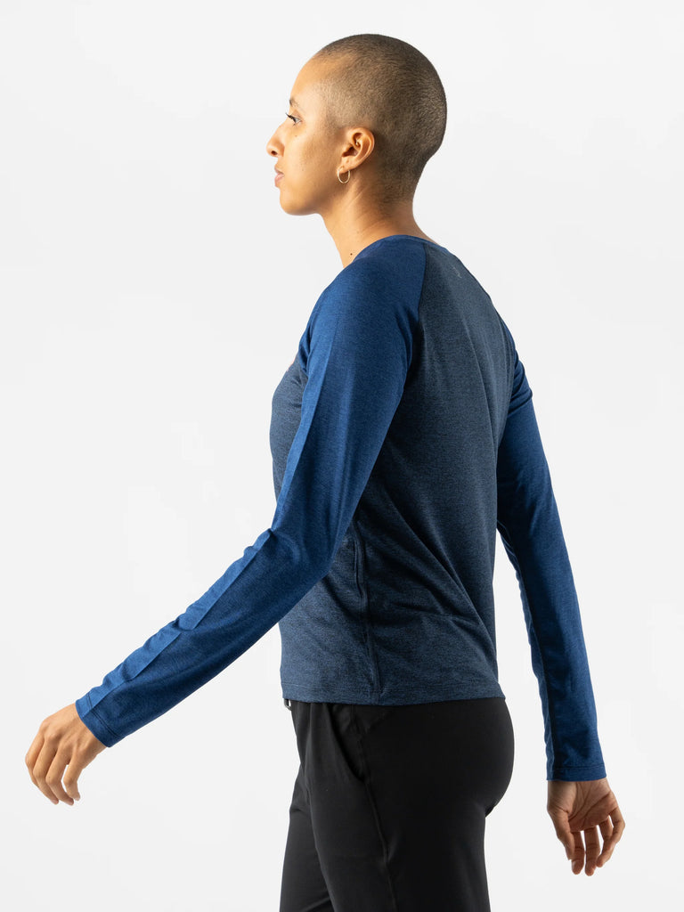 Women's rabbit EZ long sleeve cropped. Dark Blue. Lateral view.